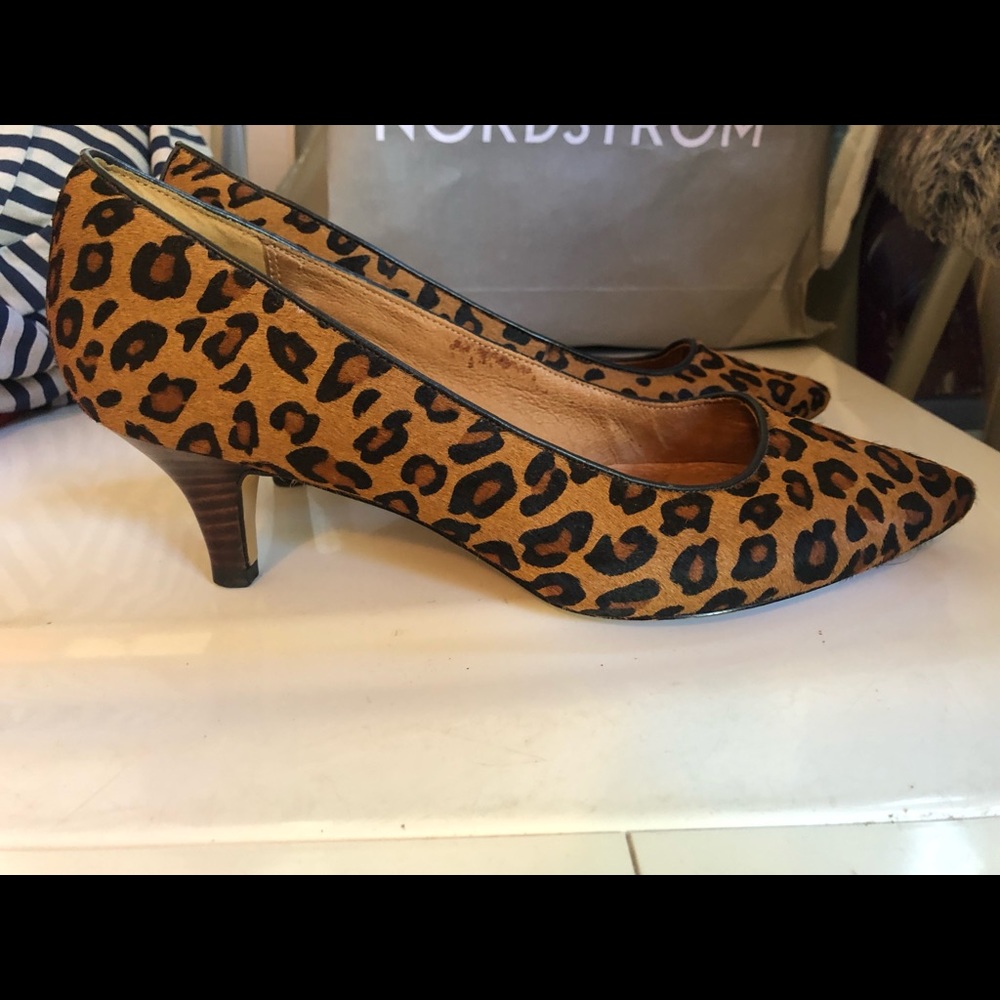 CLARKS size 9 kitten heel leopard shoe